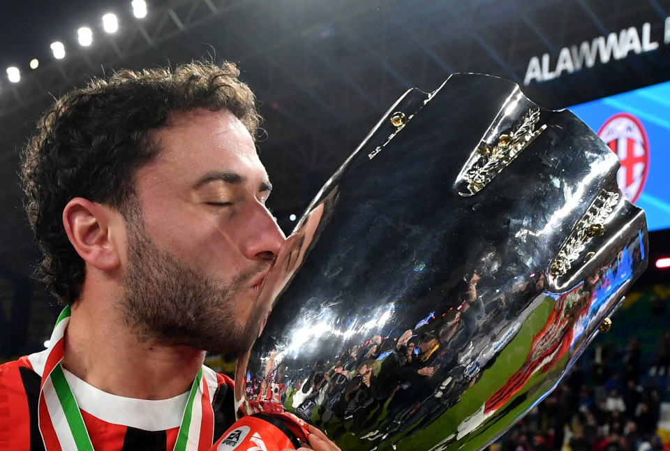 意大利游泳选手破纪录夺冠，站上领奖台的简单介绍