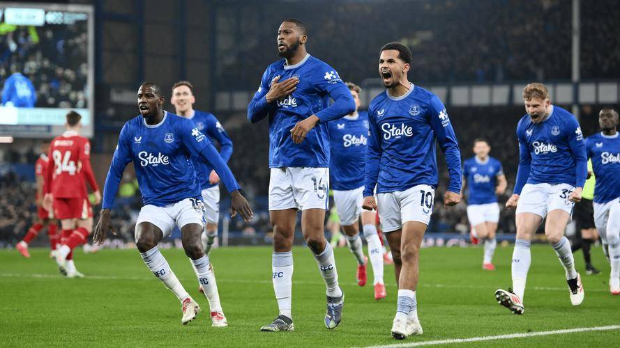 切尔西主场力克对手，保持领先优势