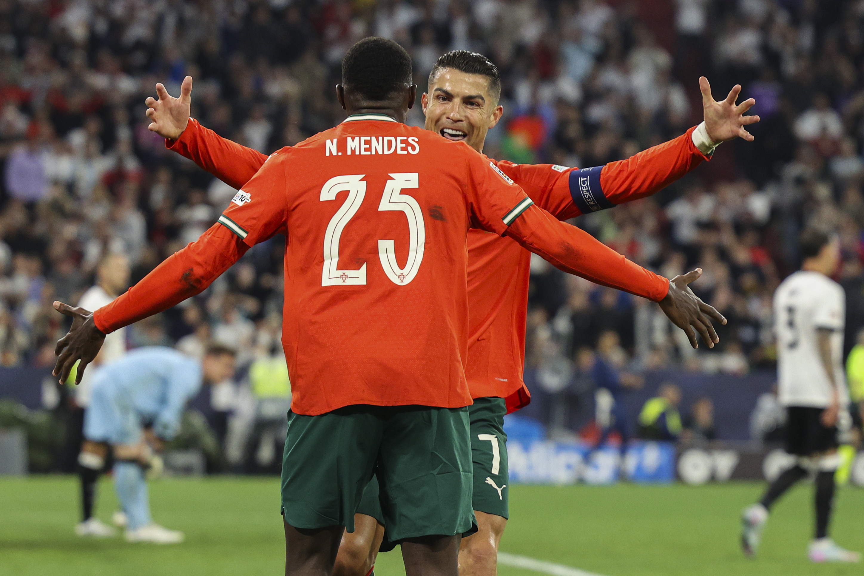 欧洲足球赛事紧张上演，哪位球员决胜关键？