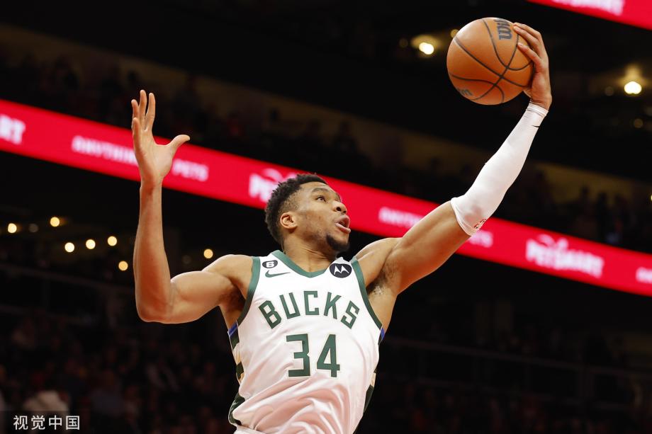 雄鹿力克老鹰,保持不败战绩 雄鹿力克老鹰,保持不败战绩